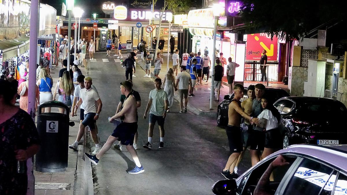 Una calle de Magaluf, durante una noche del verano de 2023.