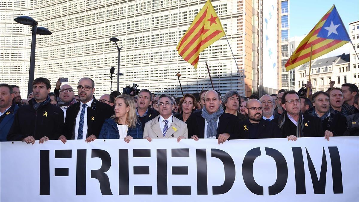 zentauroepp40851059 catalan pro independence mayors hold a banner as they demons171107141811