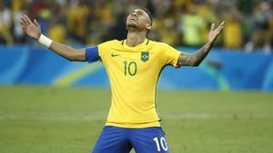 Neymar celebra su éxito mirando al cielo tras proclamarse campeón olímpico con Brasil.