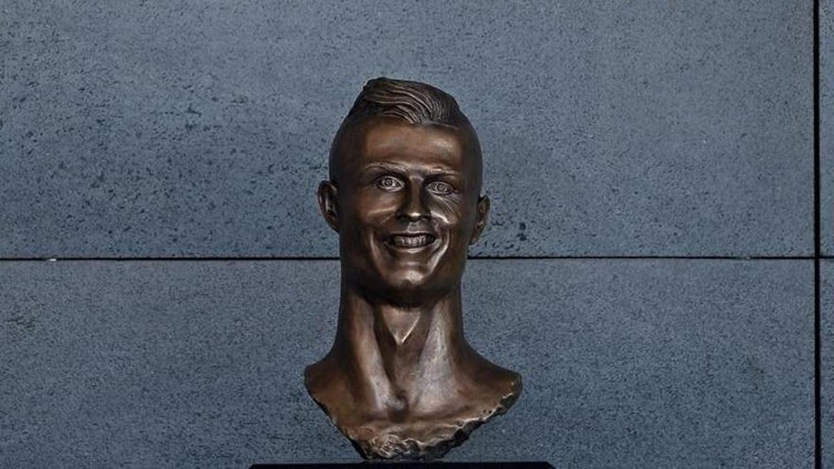 Die Cristiano Ronaldo-Büste, die auf dem FLughafen Madeira stand.