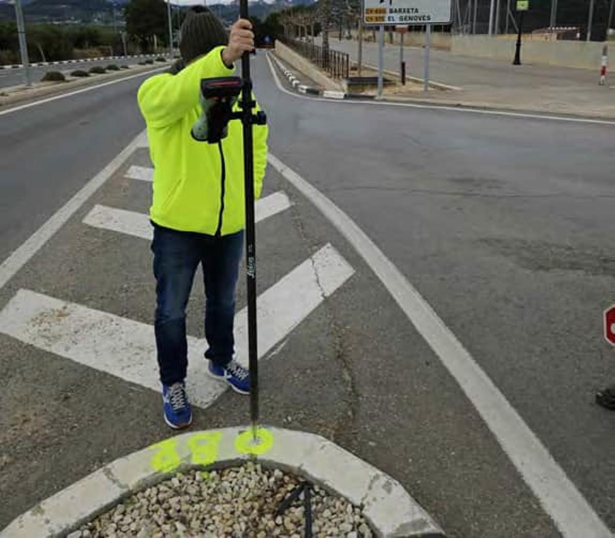 Técnicos tomando datos topográficos para la rotonda en la carretera a Llocnou d'en Fenollet.
