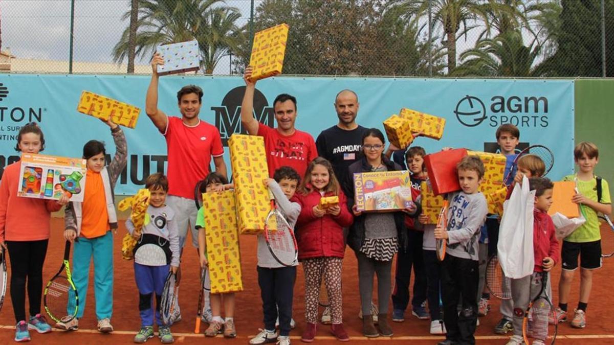 David Ferrer y Alberto Berasategui posan con los niños que llevaron juguetes al CT Jávea