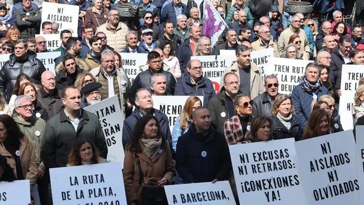 Más de 5.000 personas desafiaron este domingo el aguacero en Salamanca para pedir más y mejores trenes, tras el recorte del directo a Vitoria, Zaragoza y Barcelona.
