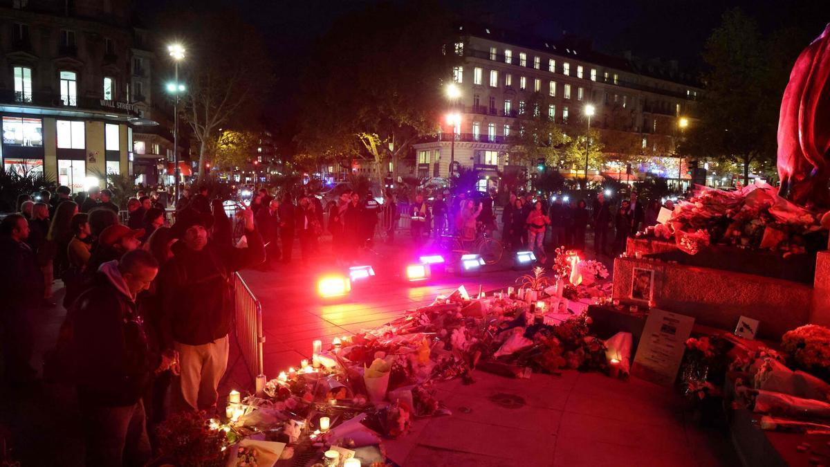Memorial en honor a las víctimas de los atentados de 13 de noviembre de 2015, este miércoles en la plaza de la República de París.