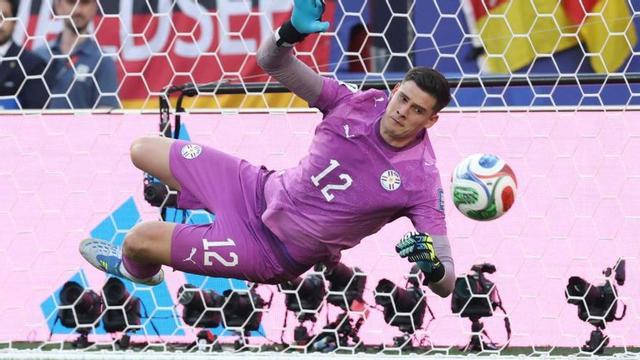 Orlando Gill, porter del Paraguai, en el partit contra Alemanya. | ALEKSANDR HASSENSTEIN / GETTY IMAGES VIA AFP