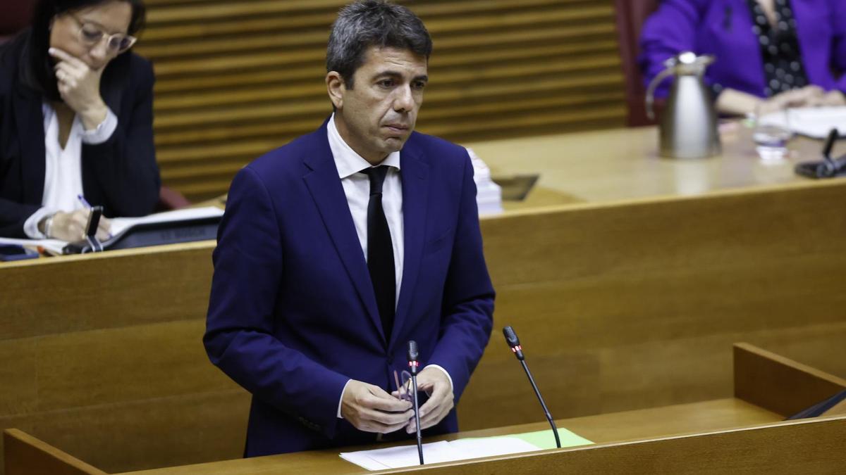 El president mira al hemiciclo en un momento de su intervención en les Corts el viernes.