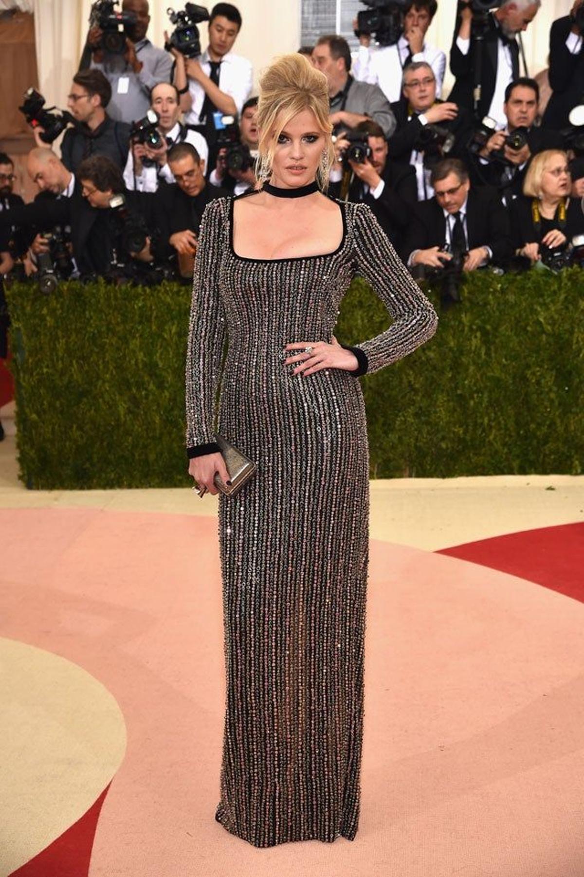 Lara Stone, de Tom Ford, en la alfombra roja de la gala Met 2016.