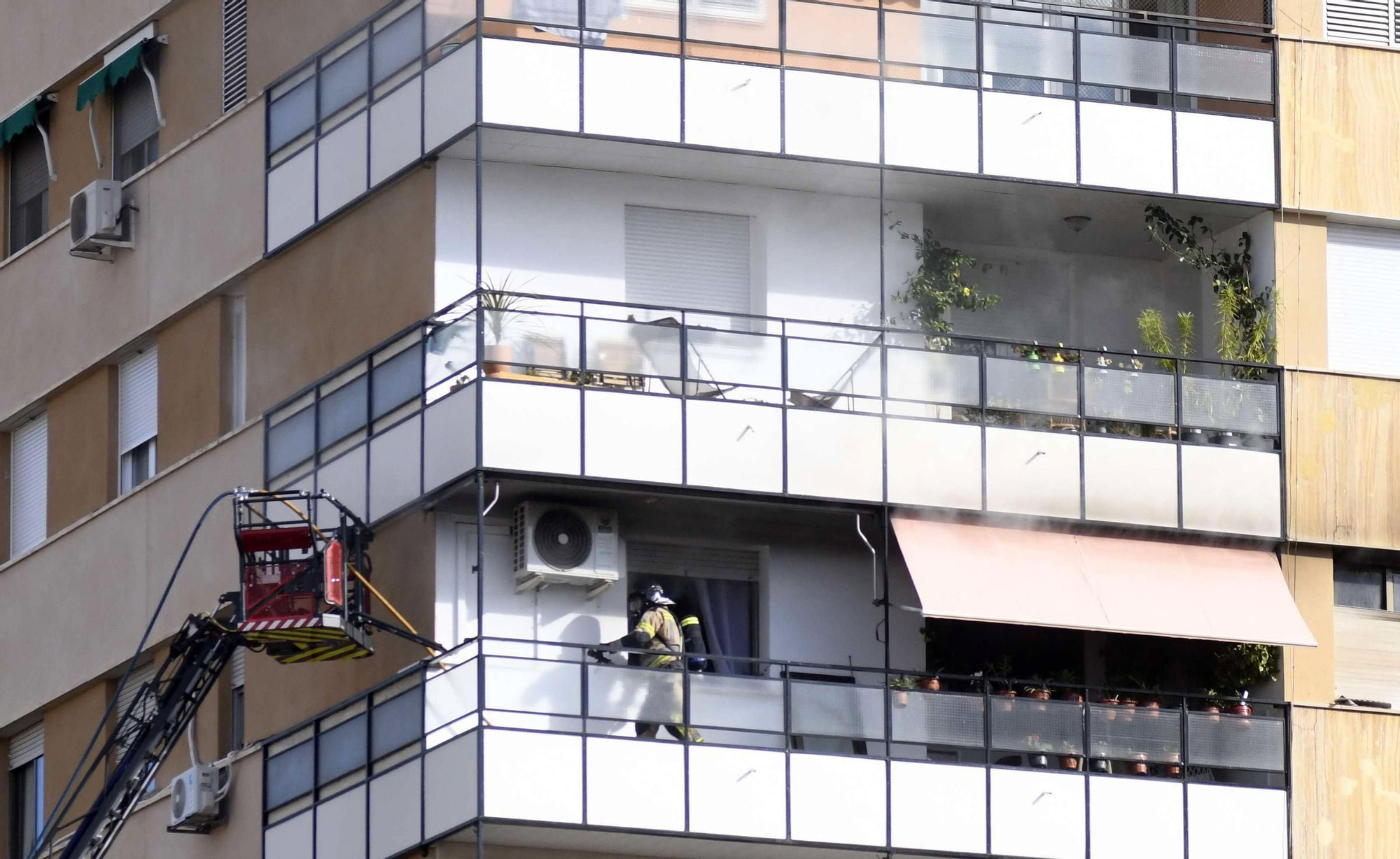El incendio de un edificio en la Plaza Condestable, en imágenes