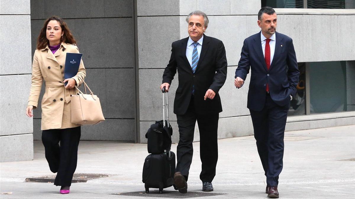 Santi Vila (derecha) llega a la Audiencia Nacional con su abogado Pau Molins.