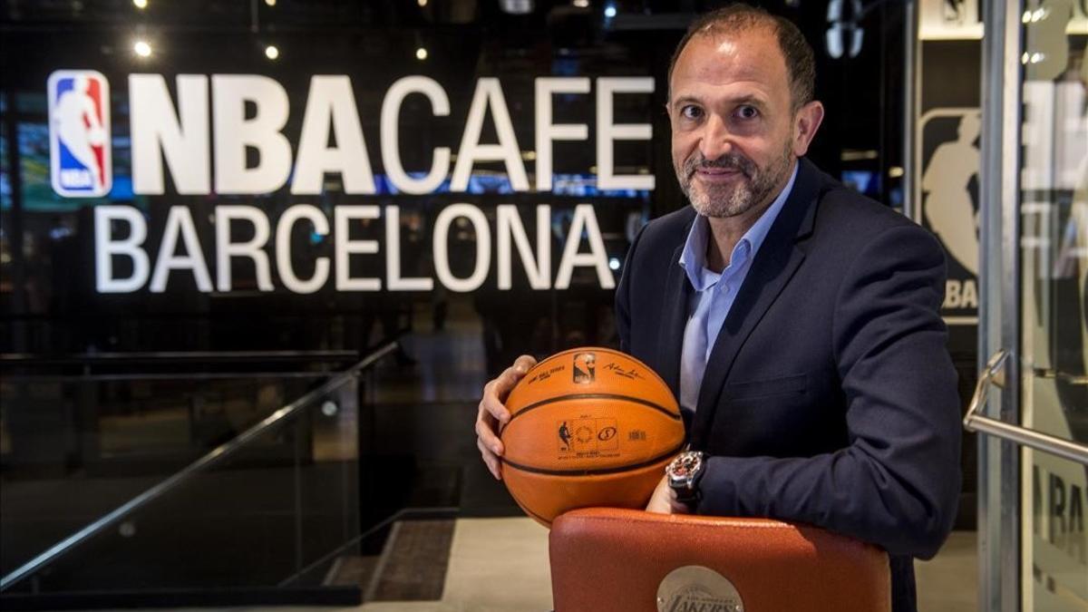 Chus Bueno posa en la entrada del café temático que la NBA ha abierto en Barcelona