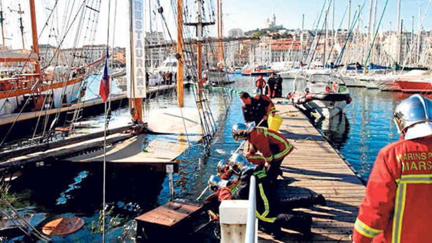 En menos de diez minutos, el ´Marseillois´, el antiguo ´Cala Virgili´, se hundió en las aguas del Vieux-Port de Marsella.