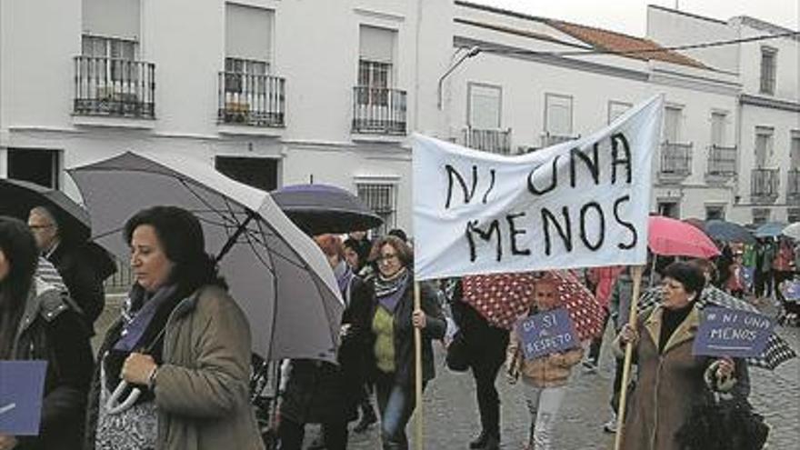 Unas 150 personas de Fuente del Maestre marchan contra la violencia de género