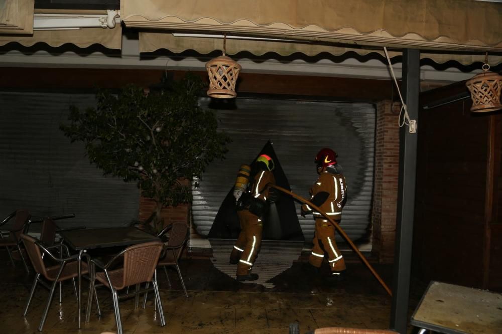 Los bomberos de Torrevieja y Almoradí han podido sofocar las llamas en el incendio de una pizzería en Torrevieja