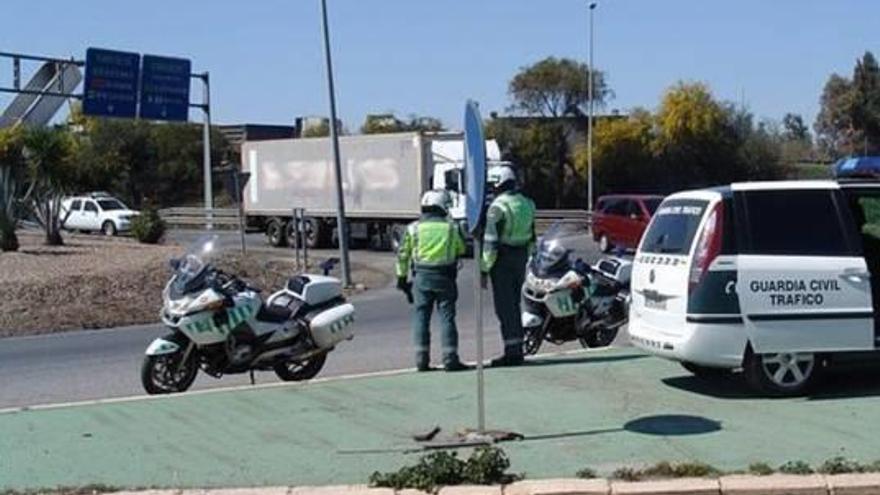 Denuncian que la Guardia Civil vaya en moto pese al calor