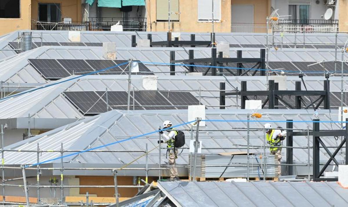 ELCHE. INSTALACION DE PLACAS SOLARES EN LAS AZOTEAS DEL BARRIO PORFIRIO PASCUAL, OBRAS, OBRA, AZOTEA, RENOVACION, ASCENSORES, PANELES, SOLAR, TRABAJADORES