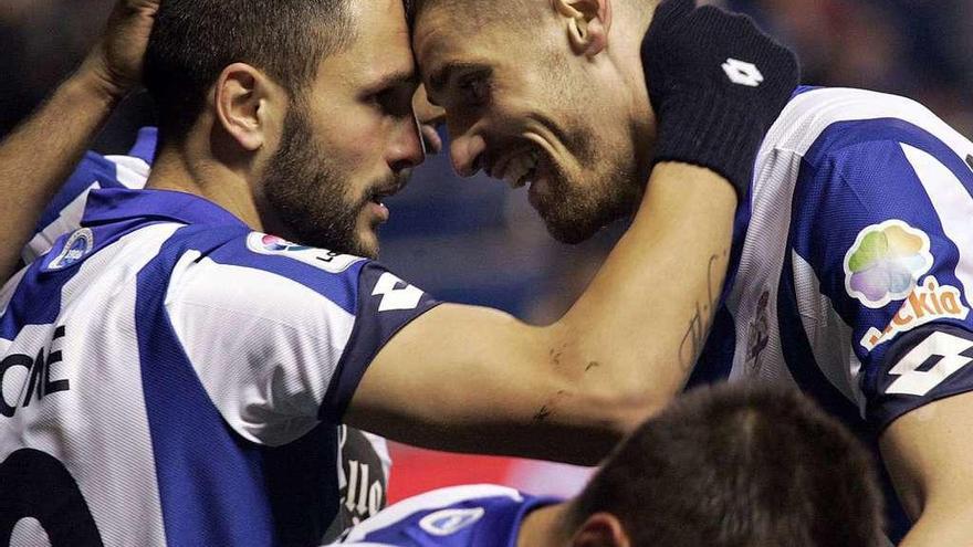 Florin Andone recibe la felicitación de Albentosa tras marcar el primer gol del Deportivo a Osasuna. // Efe