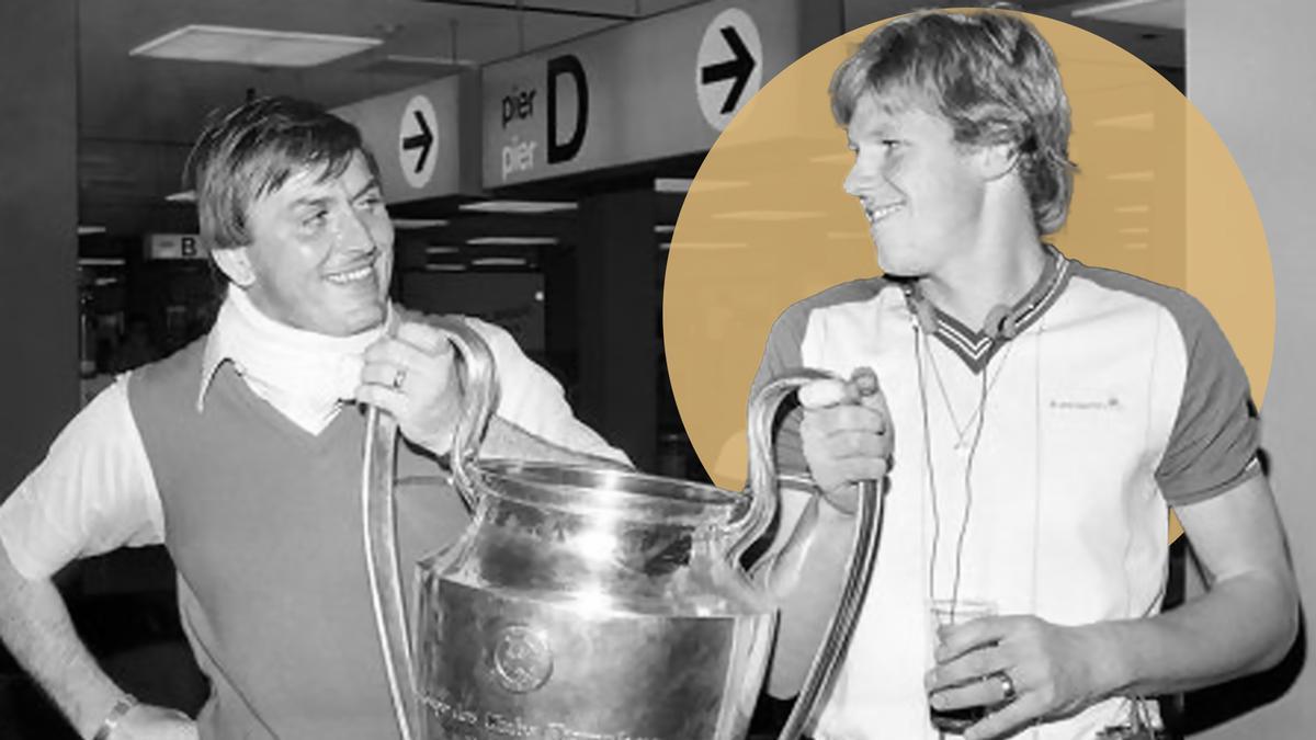 Spink, a la derecha, a su llegada a Birmingham con el trofeo.