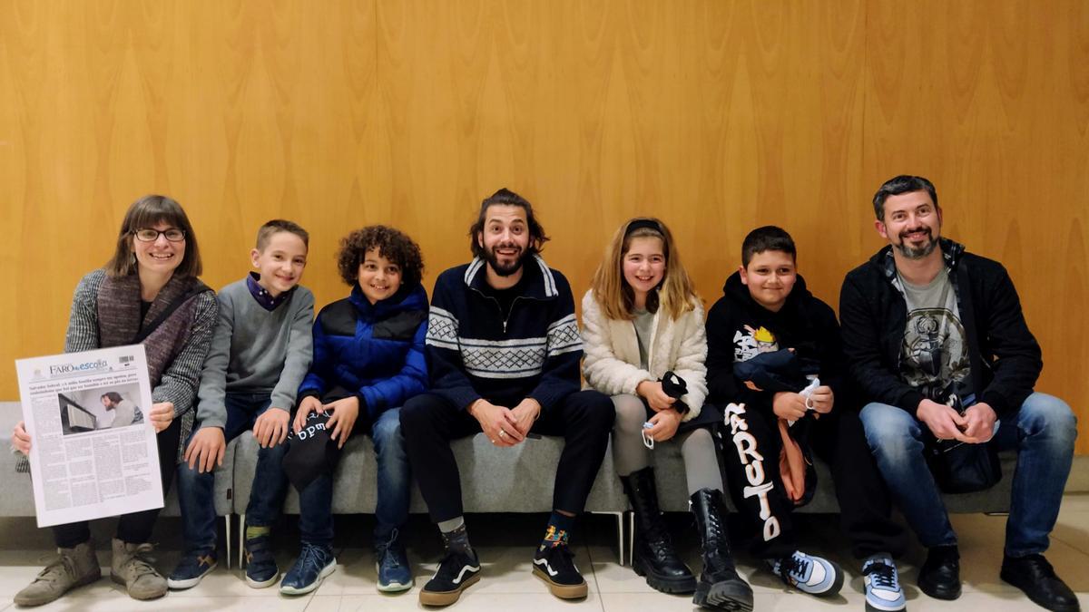 Los alumnos del CEIP da Cruz Budiño enseñándole a Salvador Sobral el ejemplar de Faro da Escola con su entrevista.