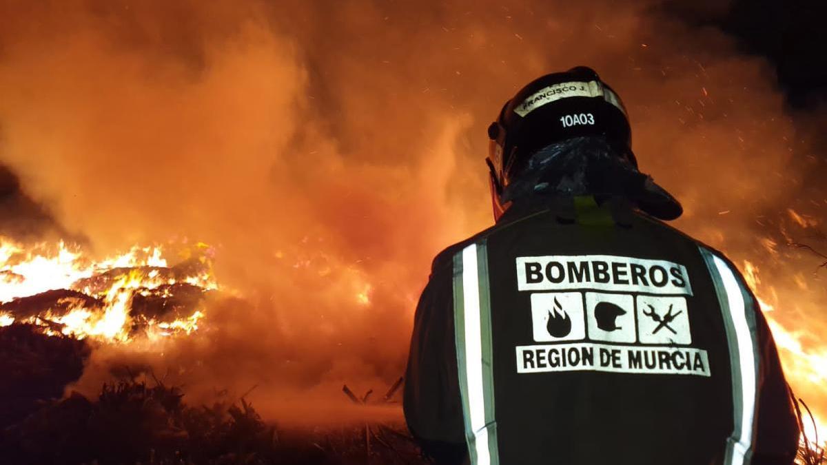 Se incendian 4.000 metros de poda en un centro de reciclaje en San Javier