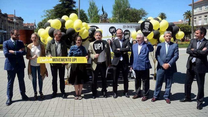 Presentación de ayer del certamen en el escenario donde se celebrará, la plaza de España. // R. V.