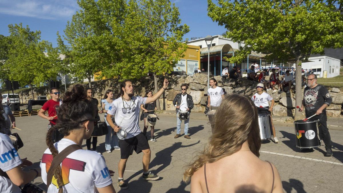 Una imatge d’una actuació de la Batucada de la UdG en una festa universitària.