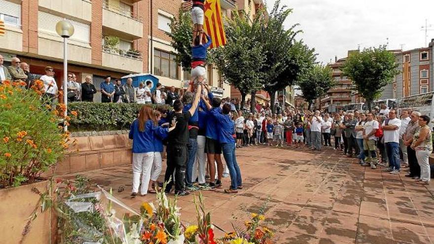 Els Castellers de Berga aixecant un pilar al final de l&#039;acte institucional de la Diada, ahir a Berga