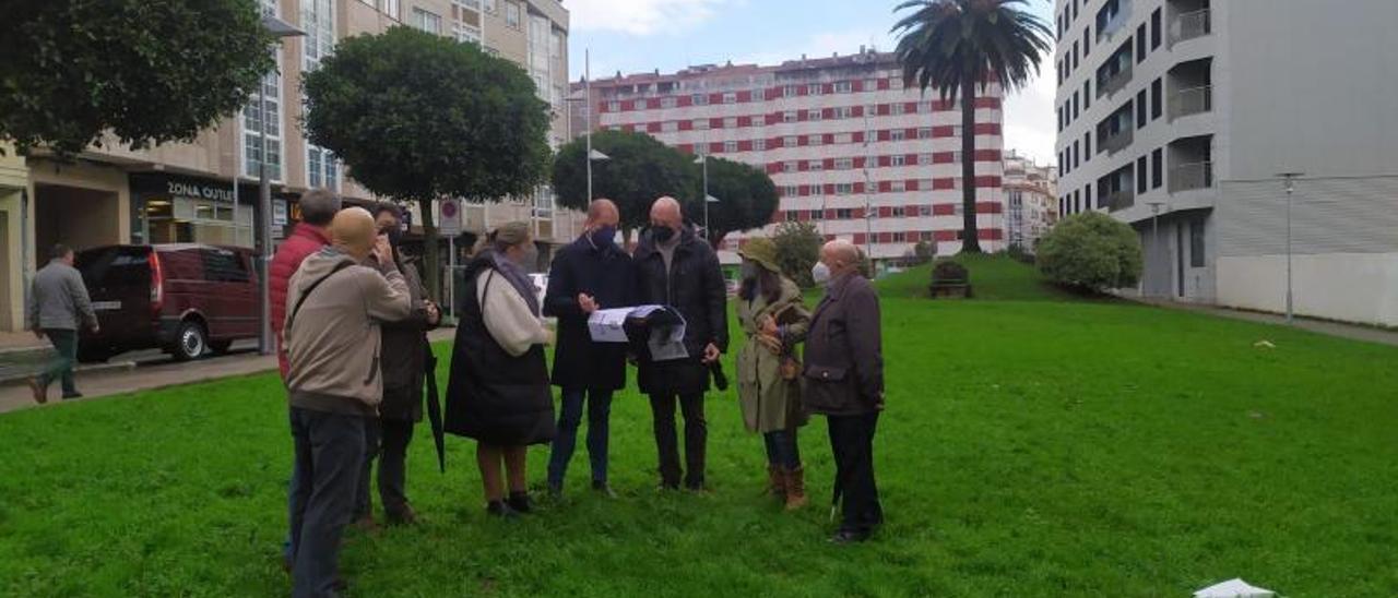 Integrantes de la asociación de vecinos visitan la zona con el edil de Medio Natural. |   // FDV