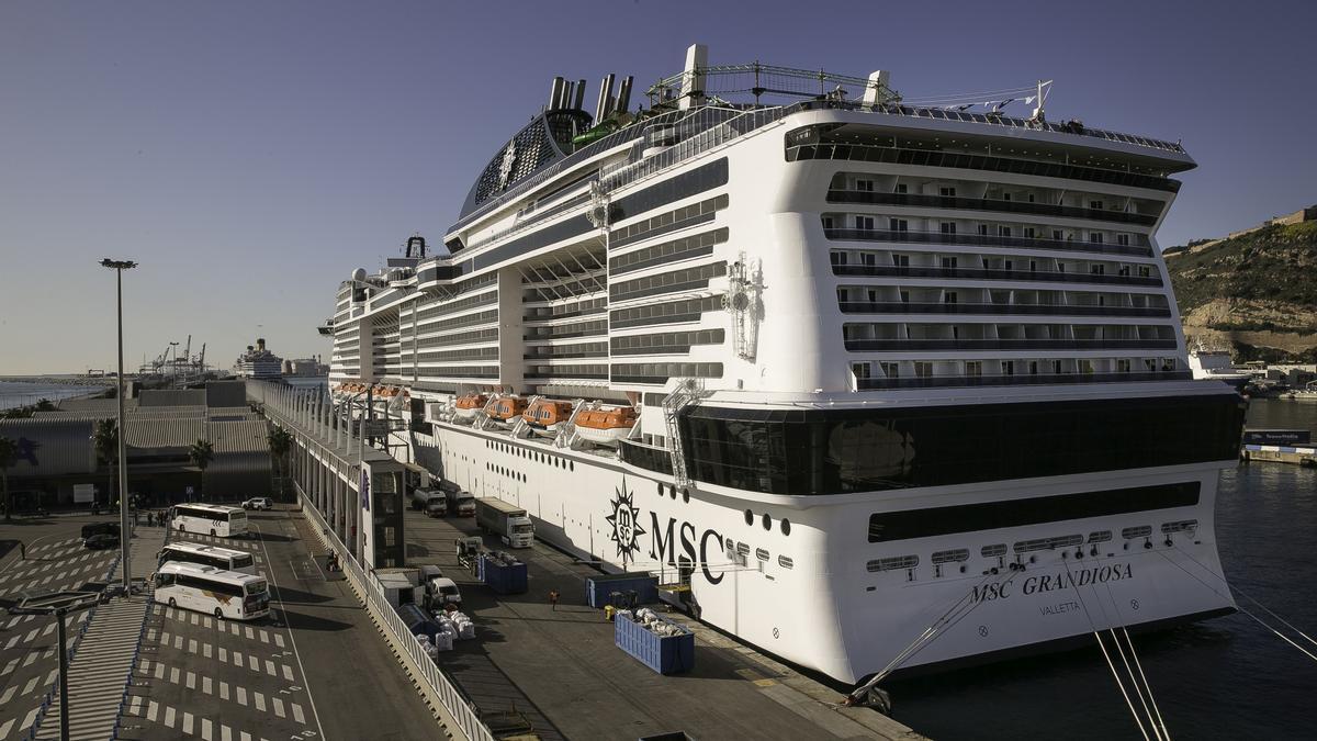 Crucero MSC Grandiosa, en la terminal A del puerto de Barcelona.