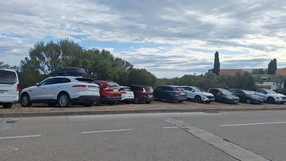 Cotxes aparcats en terrenys privats.