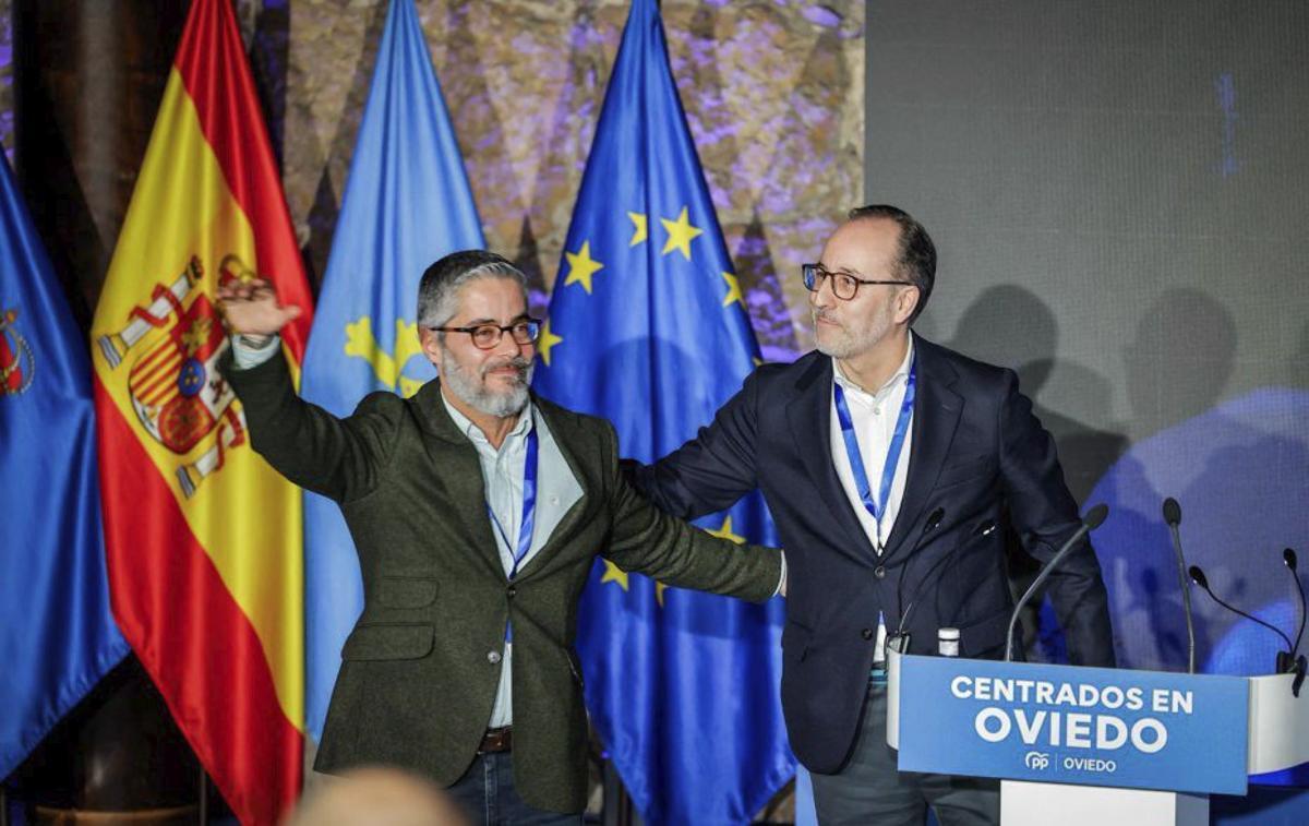 Gerardo Antuña y Mario Arias saludan a los asistentes.  | FERNANDO RODRÍGUEZ