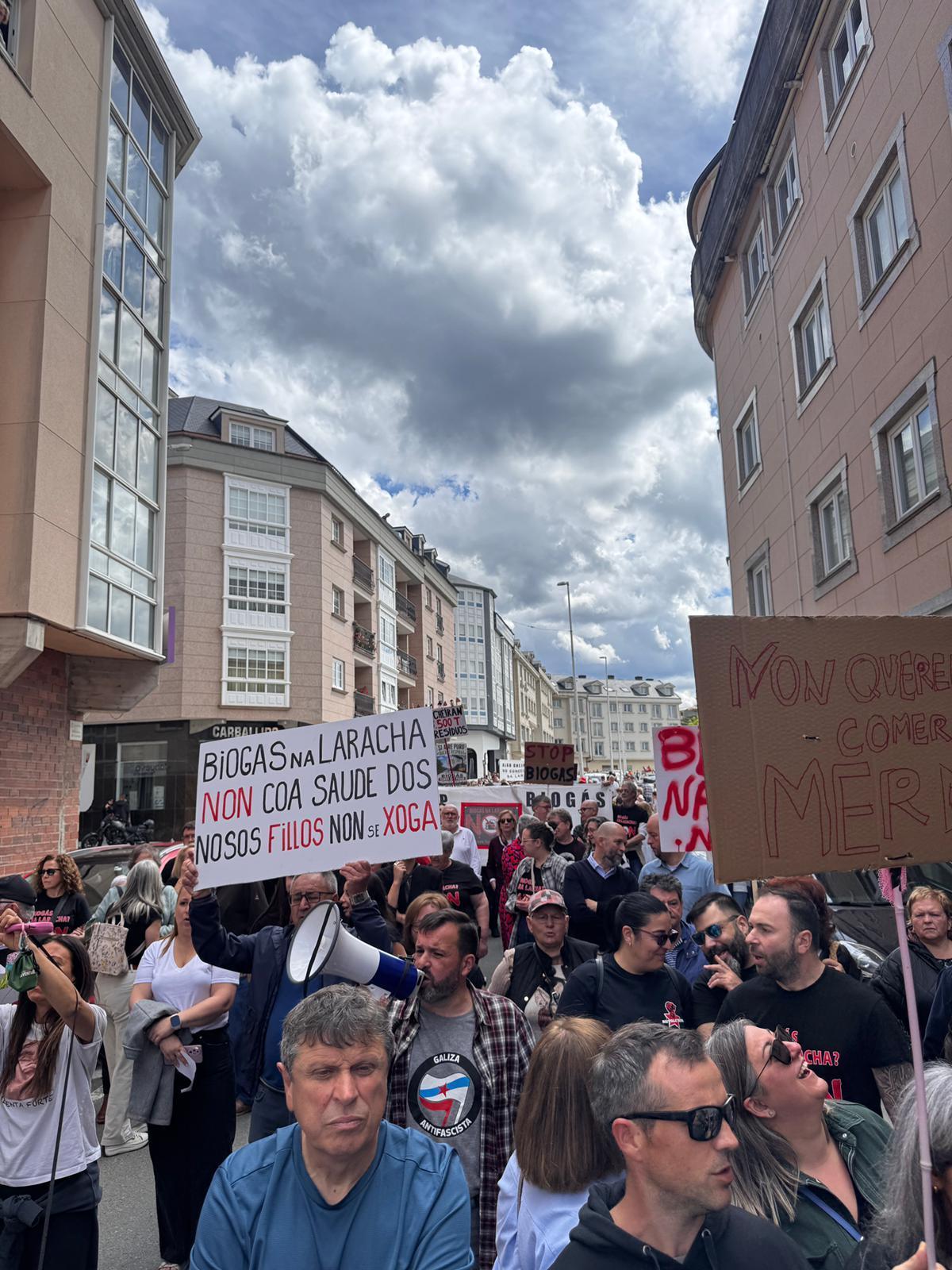 Os manifestantes portaban pancartas con lemas contra o proxecto.
