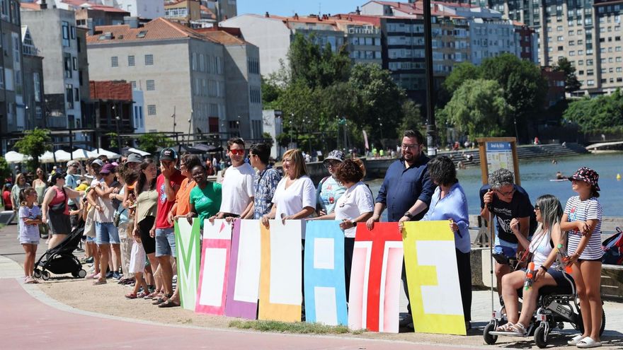 Vigo, altavoz gallego de la esclerosis múltiple: cadena humana y manguerazo de los bomberos.