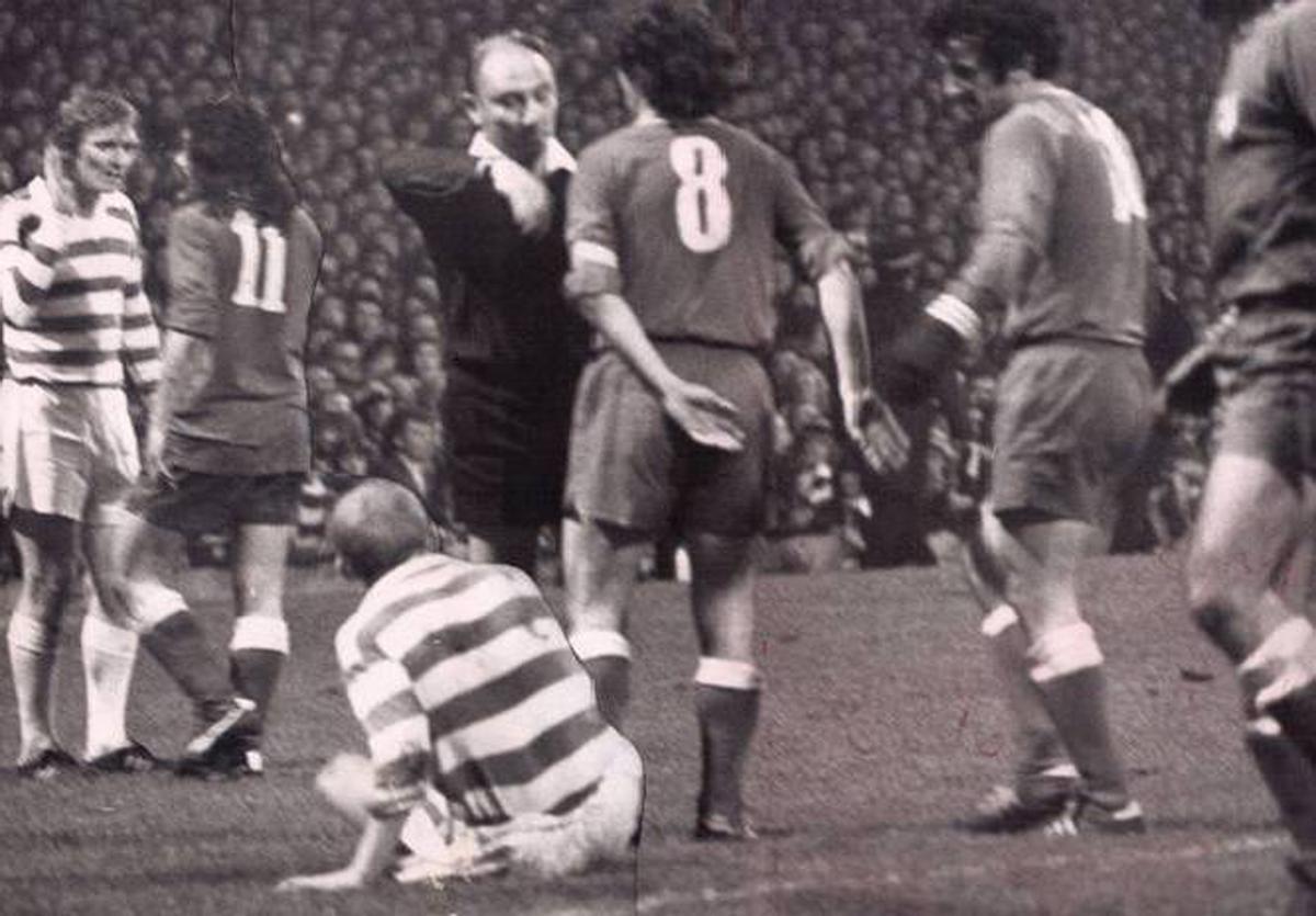 Doğan Babacan enseña una amonestación a los jugadores del Atlético durante la polémica semifinal contra el Celtic de 1974.