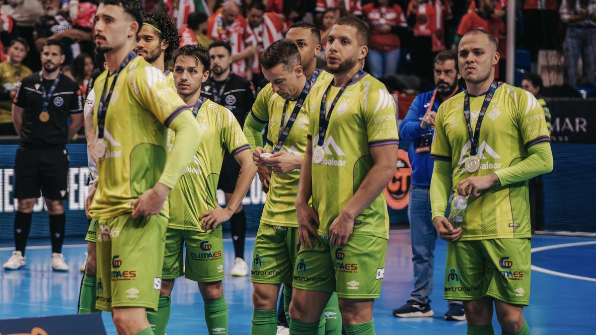 Los jugadores del Palma Futsal, resignados durante la entrega de trofeos de la Supercopa de España.