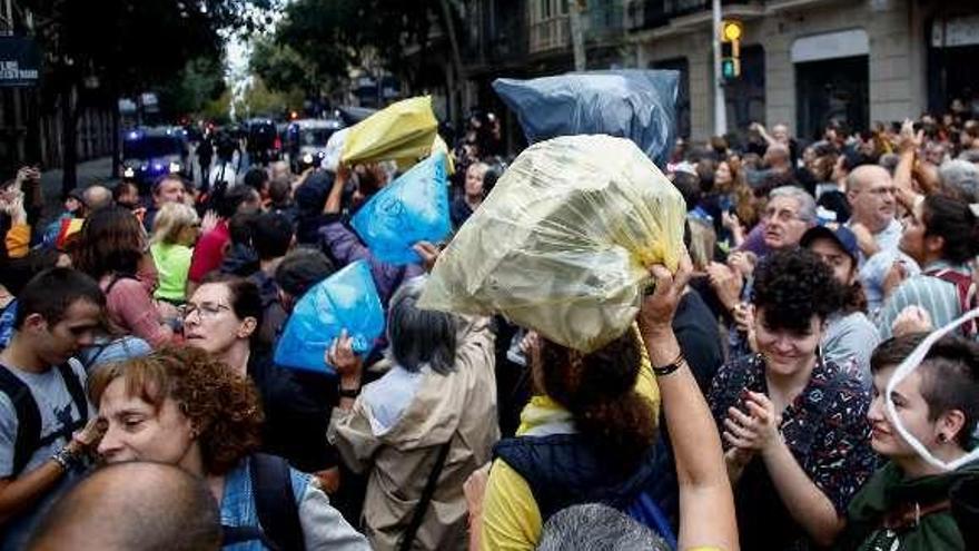 De las flores a las bolsas de basura  |  Policías y Mossos d&#039;Esquadra recibieron ayer en Barcelona &quot;regalos&quot; muy dispares. A las puertas de la comisaría de Vía Laietana se acercaron personas con ramos de flores en reconocimiento a su actuación en los disturbios. Por la tarde, unas 2.000 personas secundaron la convocatoria de &quot;Pícnic per la República&quot; y lanzaron bolsas de basura, en su mayoría rellenas de papel, en el perímetro de seguridad ante la Delegación del Gobierno.