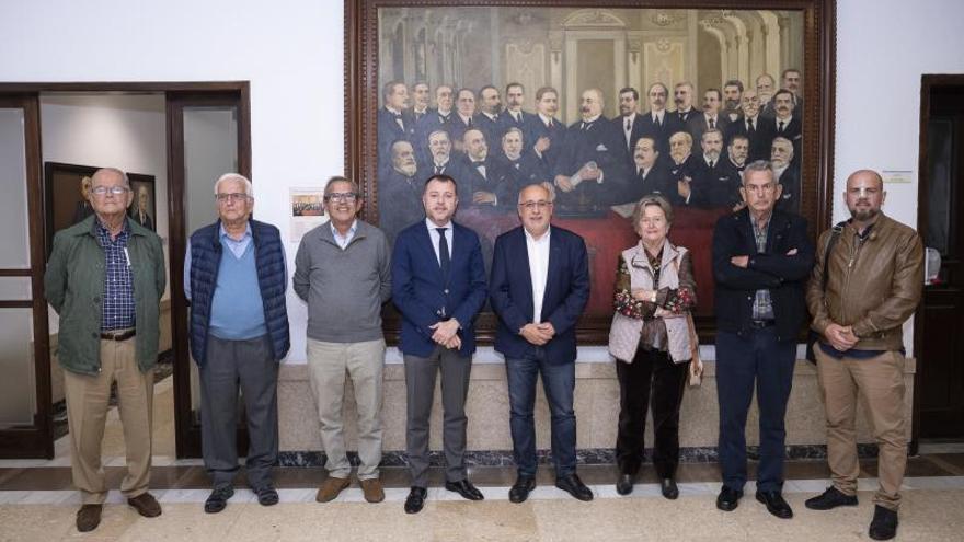 Representantes públicos y de las familias propietarias de los terrenos, ayer.