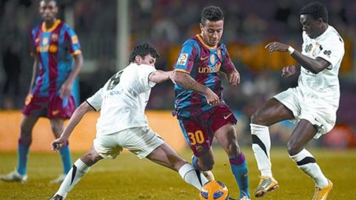 Thiago se cuela entre dos defensas del Ceuta, el pasado miércoles en la Copa del Rey.