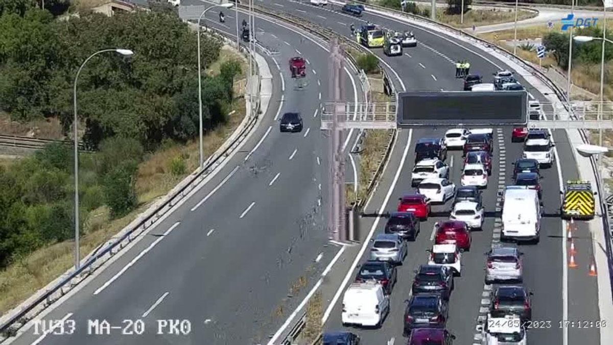 El accidente de tráfico en la MA-20 está provocando atascos en la autovía.