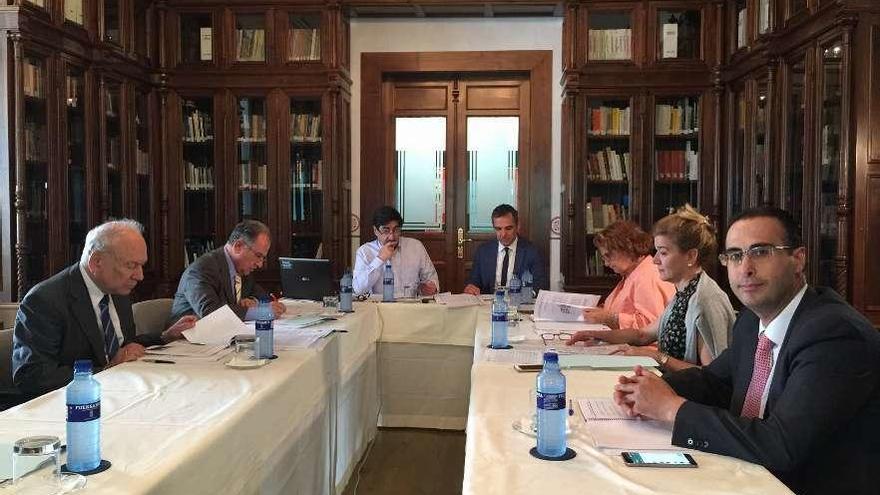 Asistentes a la reunión del patronato del Archivo de Indianos en Colombres, ayer.