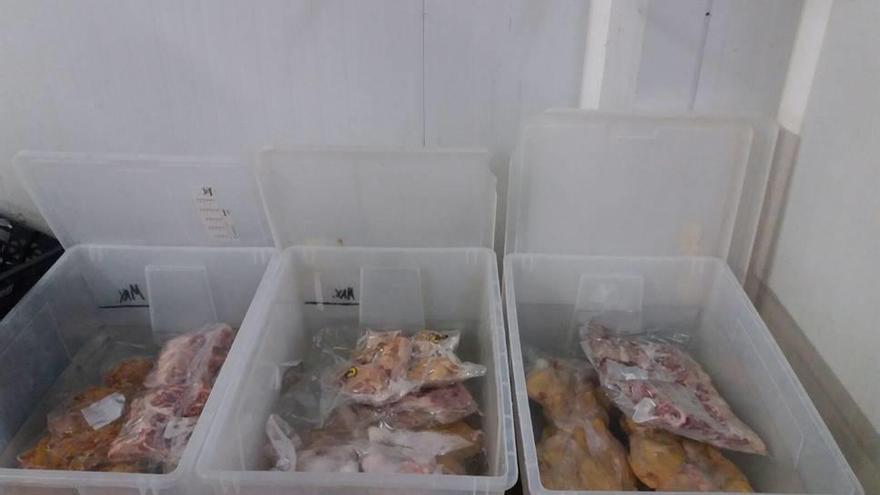 Fraude Carne descongelada en agua caliente para venderla como fresca