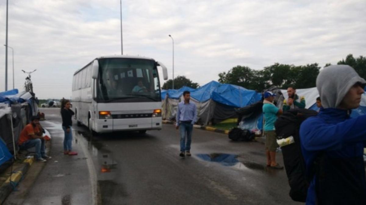 Varios autobuses trasladarán a los refugiados desde el campamento de Eko, en Grecia, hacia los centros organizados.