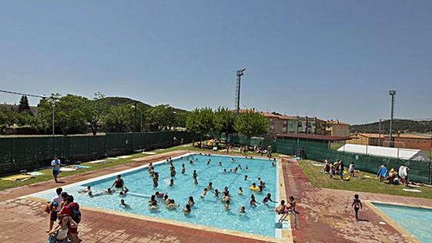 Diversos banyistes a la piscina de Maçanet de la Selva, que serà gratuïta fins diumenge.