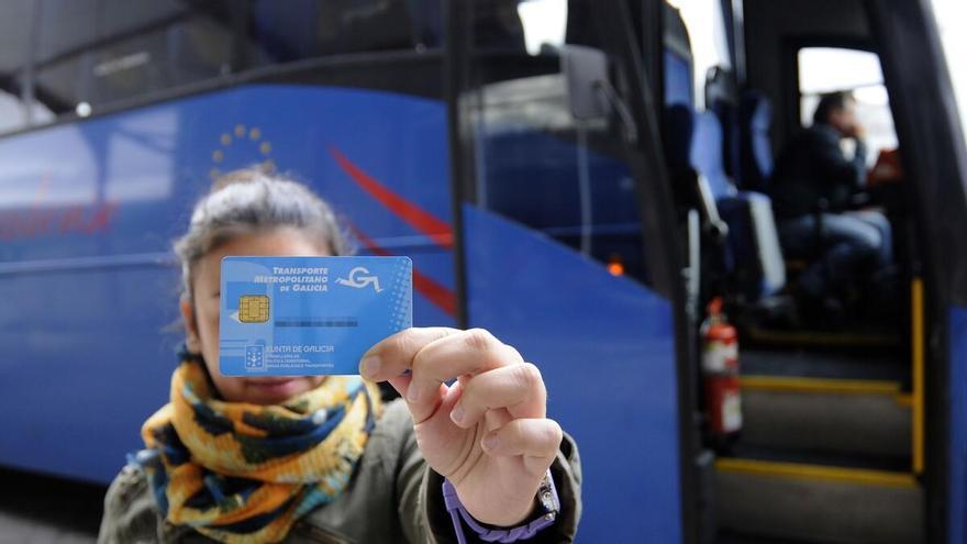 Casi 55.000 jóvenes y jubilados compostelanos viajan gratis en bus metropolitano: un 16% más