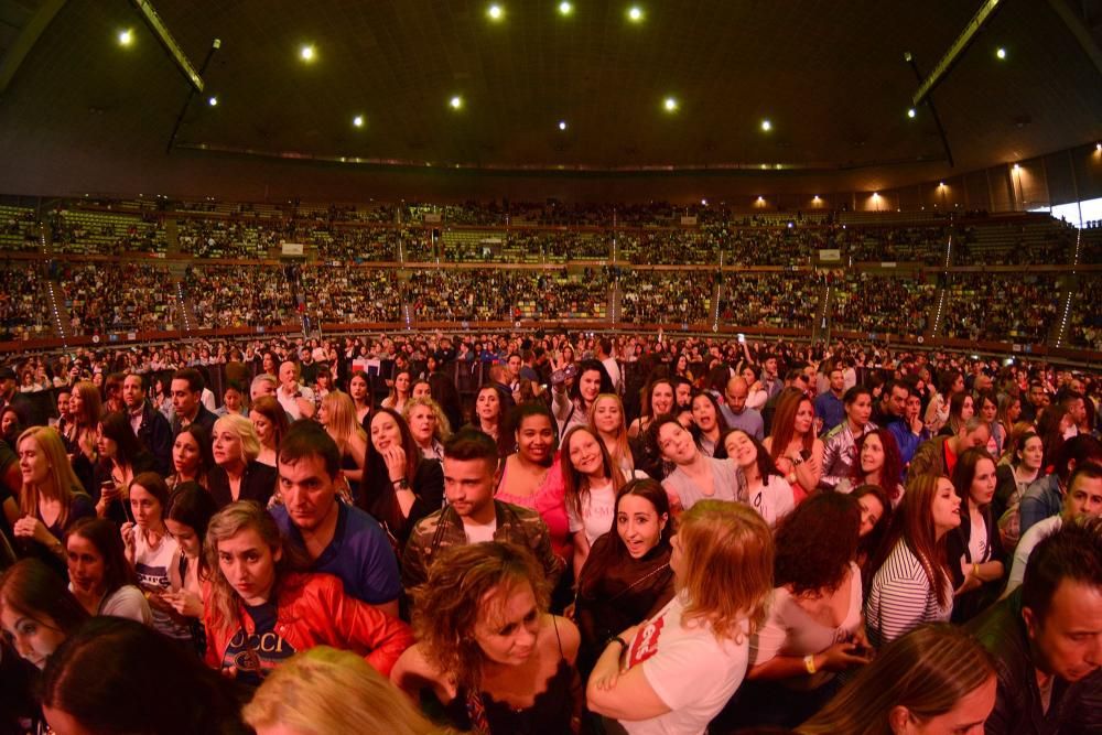 O cantante Romeo Santos subiu ao escenario do Coliseum ane 5.000 persoas cun micrófono dourado e cunha coroa, gafas de sol e ganas de bailar. Repasou os seus éxitos como 'Eres mía, mía, mía'.