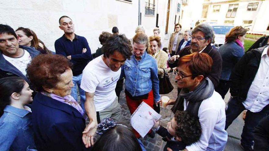 Martín Ramos saluda a familiares y amigos a la puerta de su casa, donde había una gran pancarta de recibimiento.