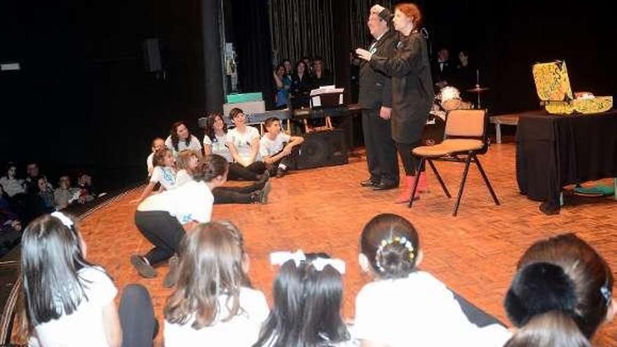 Arriba: una de las actuaciones de la gala. A la izq.: público reunido en el Teatro Principal para presenciar la gala.  // Rafa Vázquez