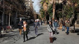 Ciutadans abrigats passejant per Barcelona