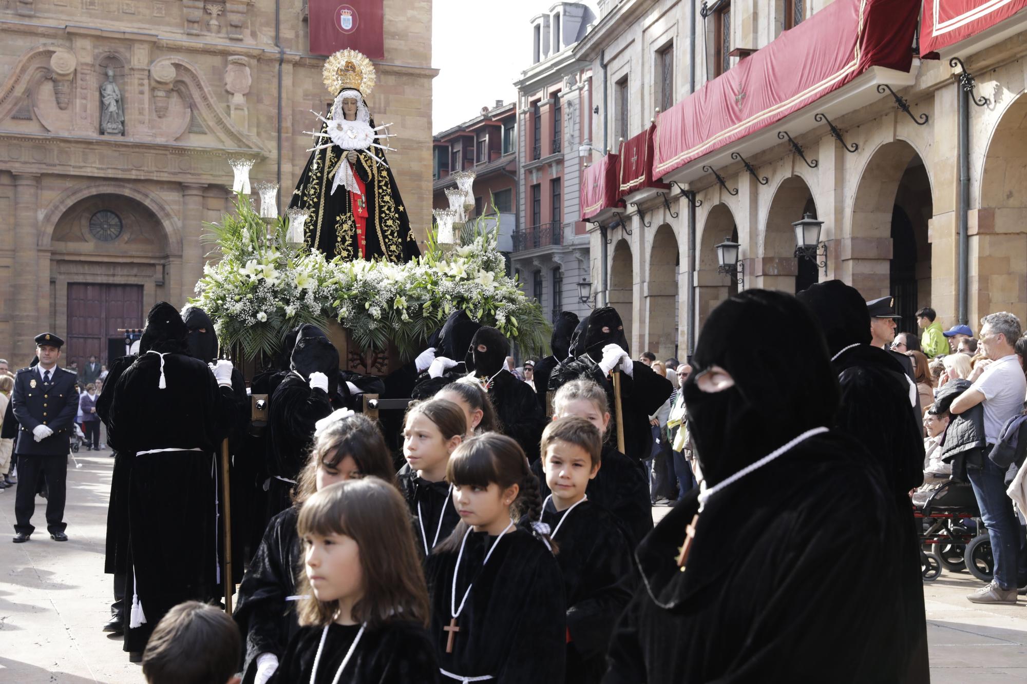 La procesión intergeneracional del Santo Entierro emociona Oviedo