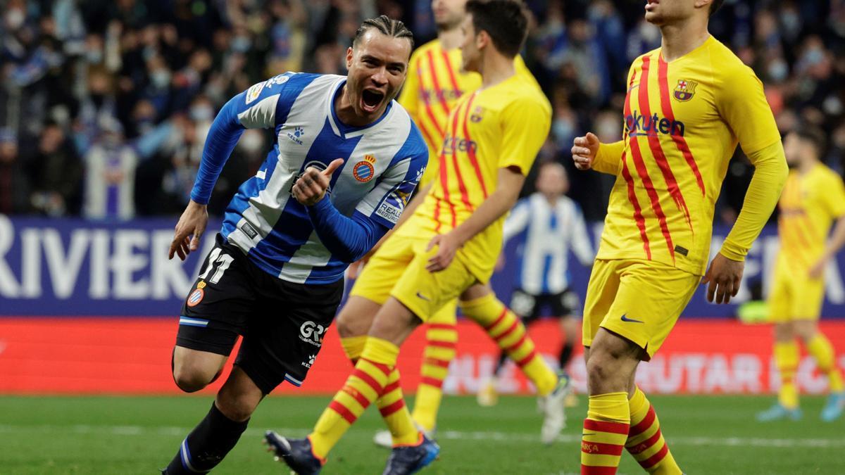 Raúl de Tomás  corre eufórico después de anotar el gol que daba la momentánea ventaja al Espanyol.