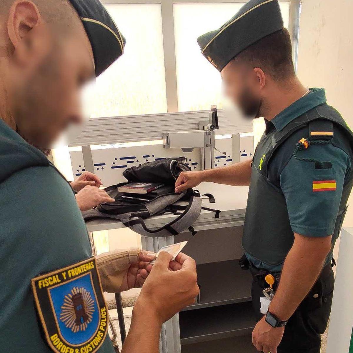 Agentes de la Guardia Civil del aeropuerto de Palma.